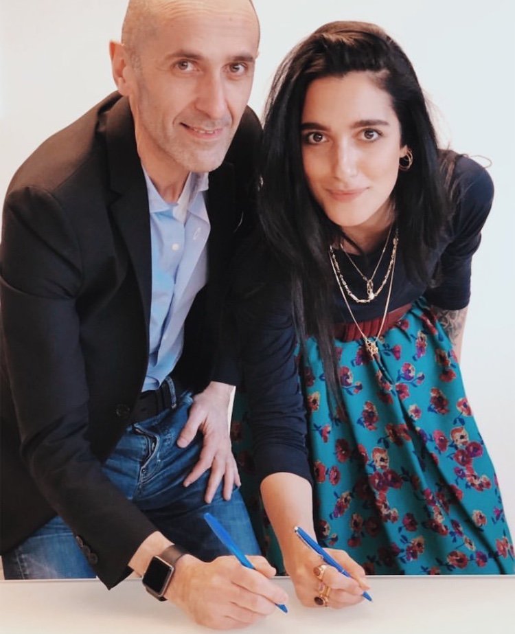 5MARZO2019
Inizia un nuovo viaggio con <a href="/WARNERMUSICIT/">Warner Music Italy</a> 
Sono felice. 
Sono felice.
P.s. Firmiamo quello che ci pare.
#levantetorna #levantecanta