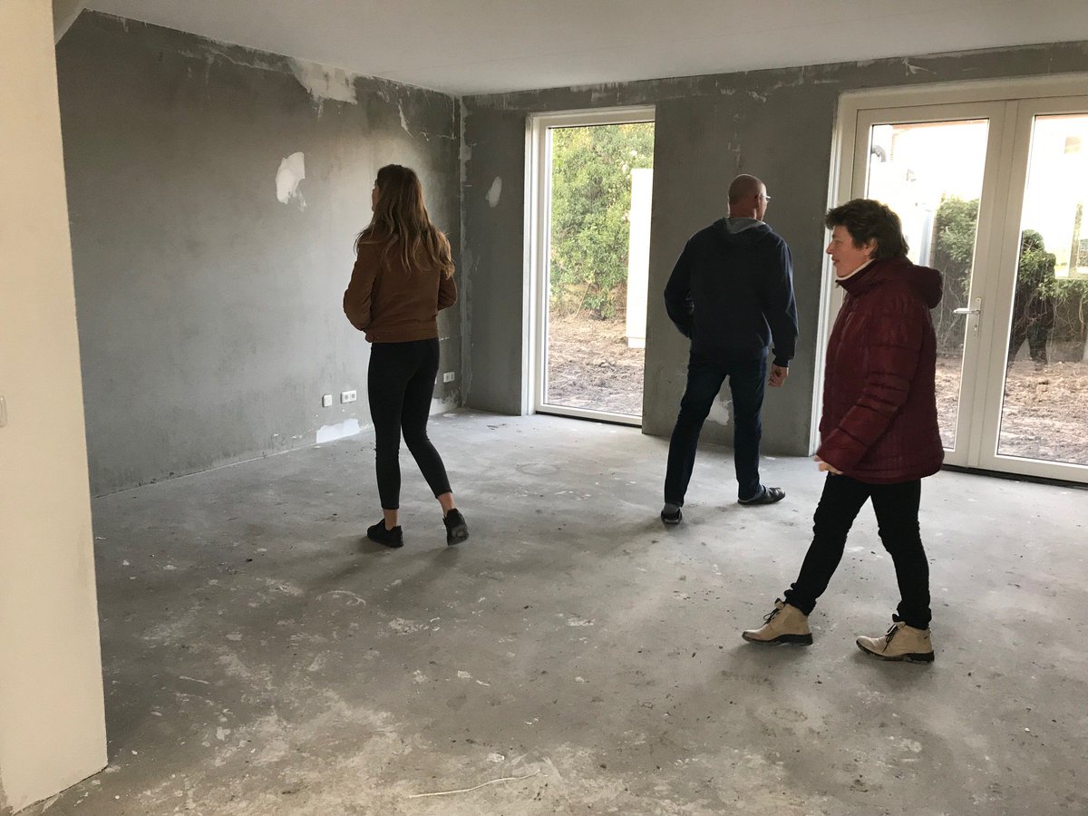 Vanmiddag konden bewoners uit Grou een kijkje nemen in onze nieuwe woningen in Akkrum, die we ook graag in Grou willen gaan bouwen. “Ik zie mezelf hier wel wonen over een tijdje. De woonkamer is lekker licht en ruim.” aldus één van de bewoners van de Nij Djipstrjitte.
