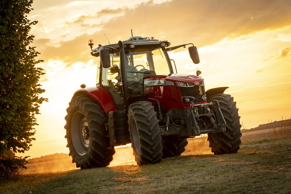 TracMag's tweet photo. Conosciamo meglio la nuova Serie MF 7700 S di @MF_EAME il cui modello di punta MF 7719 S è stato premiato Machine of the year 2019 al @sima_paris 👉🏻 https://t.co/U8jmiJ5VC1
#MasseyFerguson #MF7700S #MF7719S #tractors #MachineOfTheYear #MOTY2019 #StageV #SIMA2019 #TracMag https://t.co/Dw5ihMbWto
