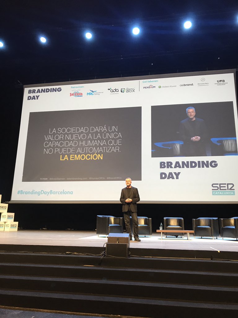 cavamass's tweet photo. Abraza a tu cliente @AndyStalman #BrandingDayBarcelona https://t.co/OLISLGvke9