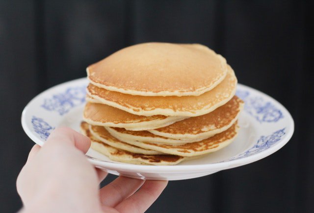Ekofriendly1's tweet photo. Preparing and cooking pancakes doesn't take much time, is very cheap, and has a much better taste than the supermarkets ones! It is also plastic free!! So make sure to prepare them yourself!! #pancake #pancakeday #plasticfree #PlasticWaste #econogy https://t.co/qQ8mAa268S