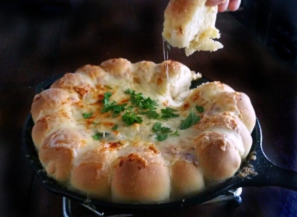 kyleecooks's tweet photo. Here’s a warm skillet full of delicious, creamy Spinach &amp; Artichoke Dip, surrounded by baked-in-the-skillet chewy bread – perfect for sharing! #Spinach #Artichoke #Dip #bread #appetizer #recipe https://t.co/CTjclWgt5R https://t.co/oU5P5n2w18