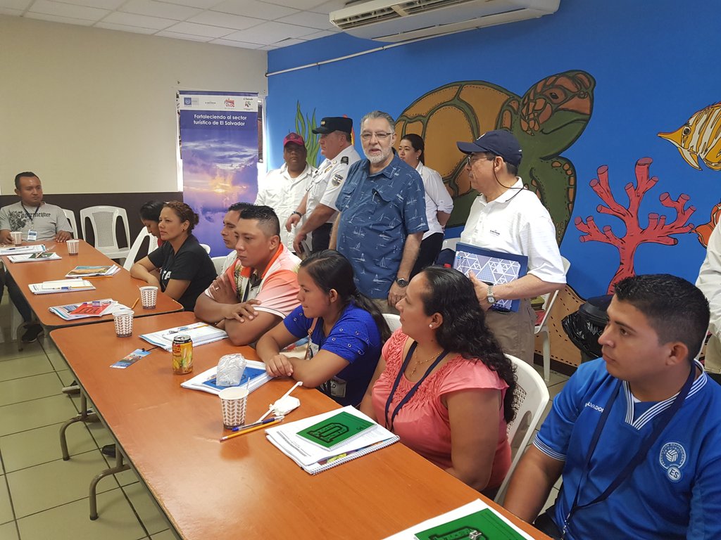 MITURElSalvador's tweet photo. Ministro de Turismo @JoseNapoleonDu1 acompaña el inicio de Capacitación sobre inocuidad alimentaria en el Puerto de La Libertad https://t.co/wTOEz9m0Ve