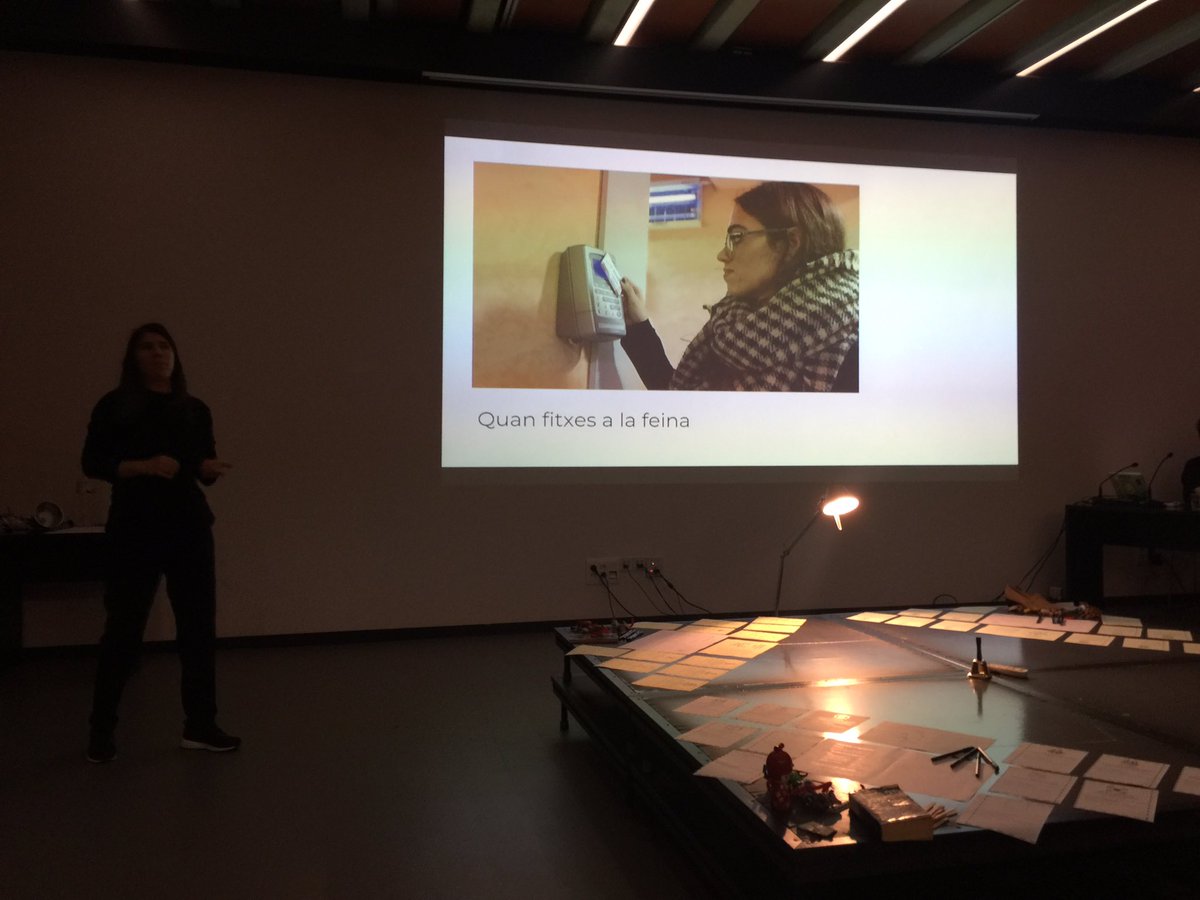 ricardespelt's tweet photo. La @grizlda d’@EticasFdn mostra com donem les nostres dades (sense massa control) en les nostres activitats diàries. #DataControlWars #DataCommonsBCN amb @EticasFdn, @colectic_coop, @Tecnopolitica_ i @dimmonsnet https://t.co/BdKkMgqffi
