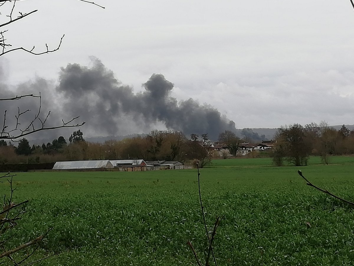 SarahVSpence's tweet photo. Anyone know what's going on? Seen across fields from Hadlow? Golden Green East Peckham way near #tonbridge @kentfirerescue https://t.co/8gWI9FVHMX