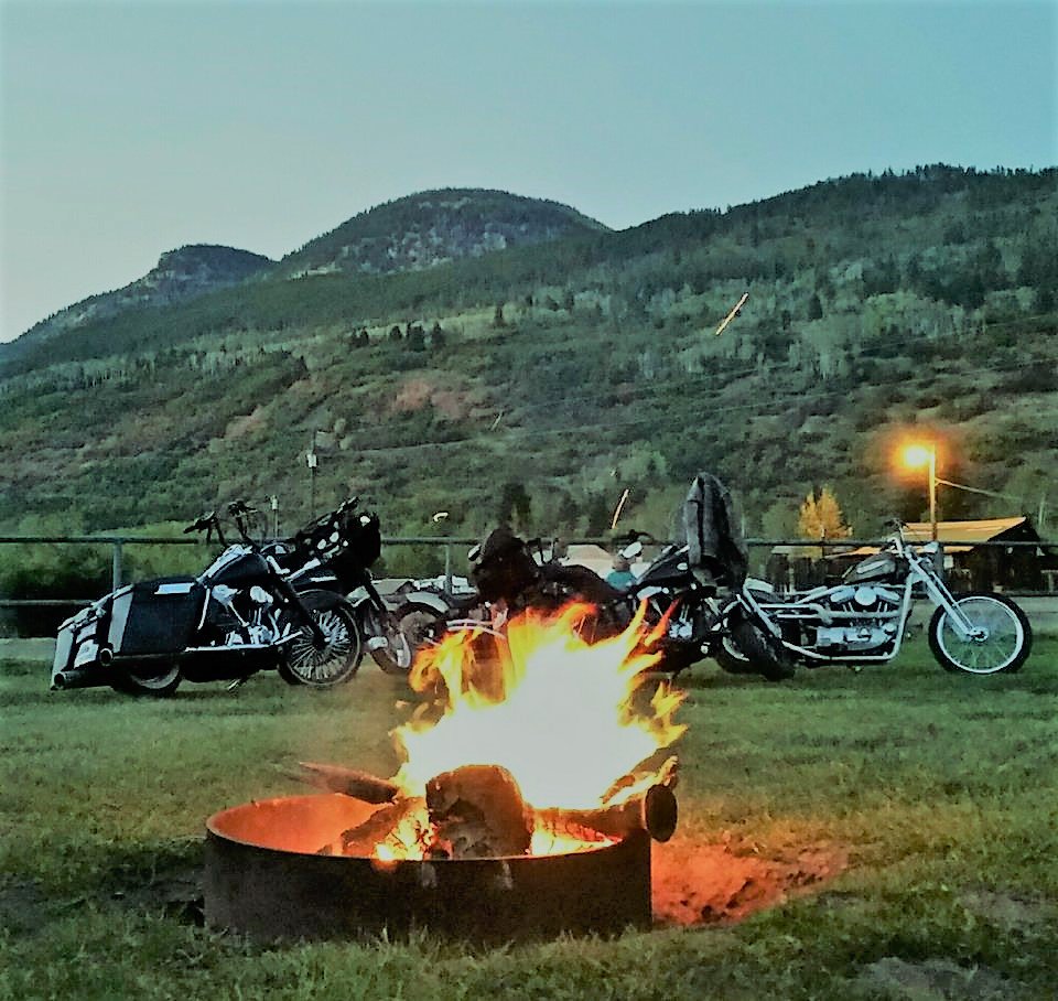 Sandi_Ballz's tweet photo. Waiting on the weather.... #cantwait #fuckingsnow #HD #harleydavidson #FireItUp #Misfits #latterdaymisfits https://t.co/ofrD31nYxL