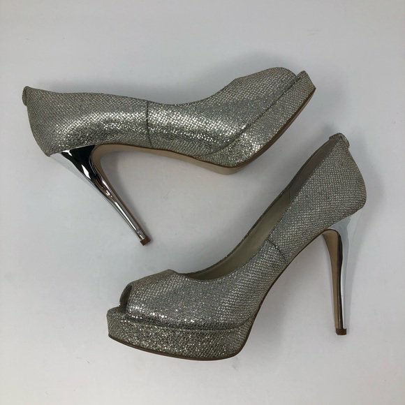 pepper1082's tweet photo. So good I had to share! Check out all the items I'm loving on @Poshmarkapp #poshmark #fashion #style #shopmycloset #connectedapparel #worth #michaelkors: https://t.co/7XACS2XgTW https://t.co/6IXgEnKs7v