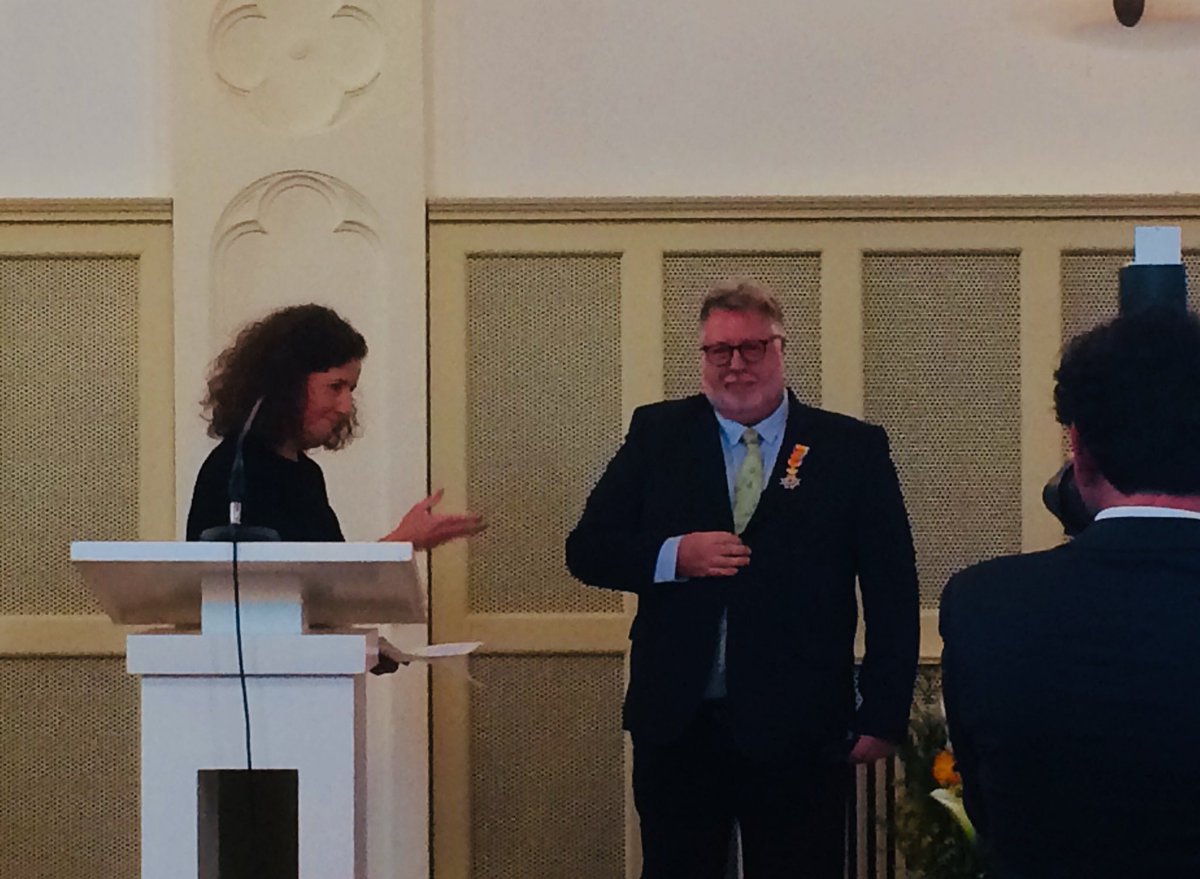 Nuffic's tweet photo. Onze gewaardeerde collega @BeerSchroder neemt vandaag afscheid na een carriere van 36 jaar bij Nuffic. Bij zo’n carrière hoort een lintje! Dat ontving hij dan ook uit handen van de minister van Onderwijs @ivanengelshoven.  https://t.co/7Cmv7jiLfH https://t.co/X1DiJc29mQ