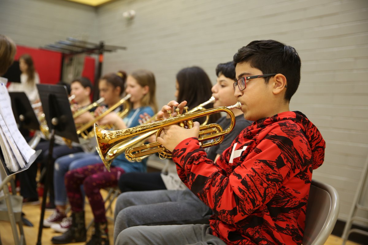 BSDEducation's tweet photo. We believe a well-rounded education helps kids reach their full potential. All Boise School District elementary students have the opportunity to pick up an instrument & explore their passion for music. #MusicEducation #BSDPride #EverythingsPossible #ComprehensiveCurriculum https://t.co/TGjUqASxfE
