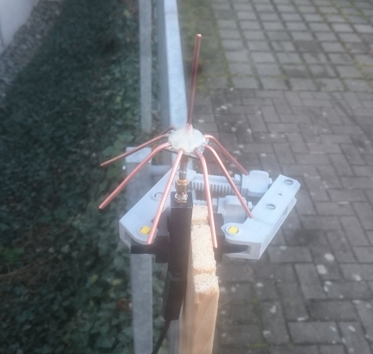 leobloess's tweet photo. Heute wurden im #nbsp mit einer selbstgebauten discone Antenne ADS-B Signale empfangen. #madeinnbsp https://t.co/GW6vqvdkCm