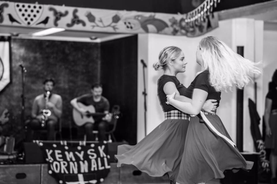 Kemysk's tweet photo. #GoolPeranLowen, #OnenHagOll! 
Happy St Piran’s Day, One and All!

📷Perran Tremewan, @LowenderPeran 2018 https://t.co/szpRM5obgu