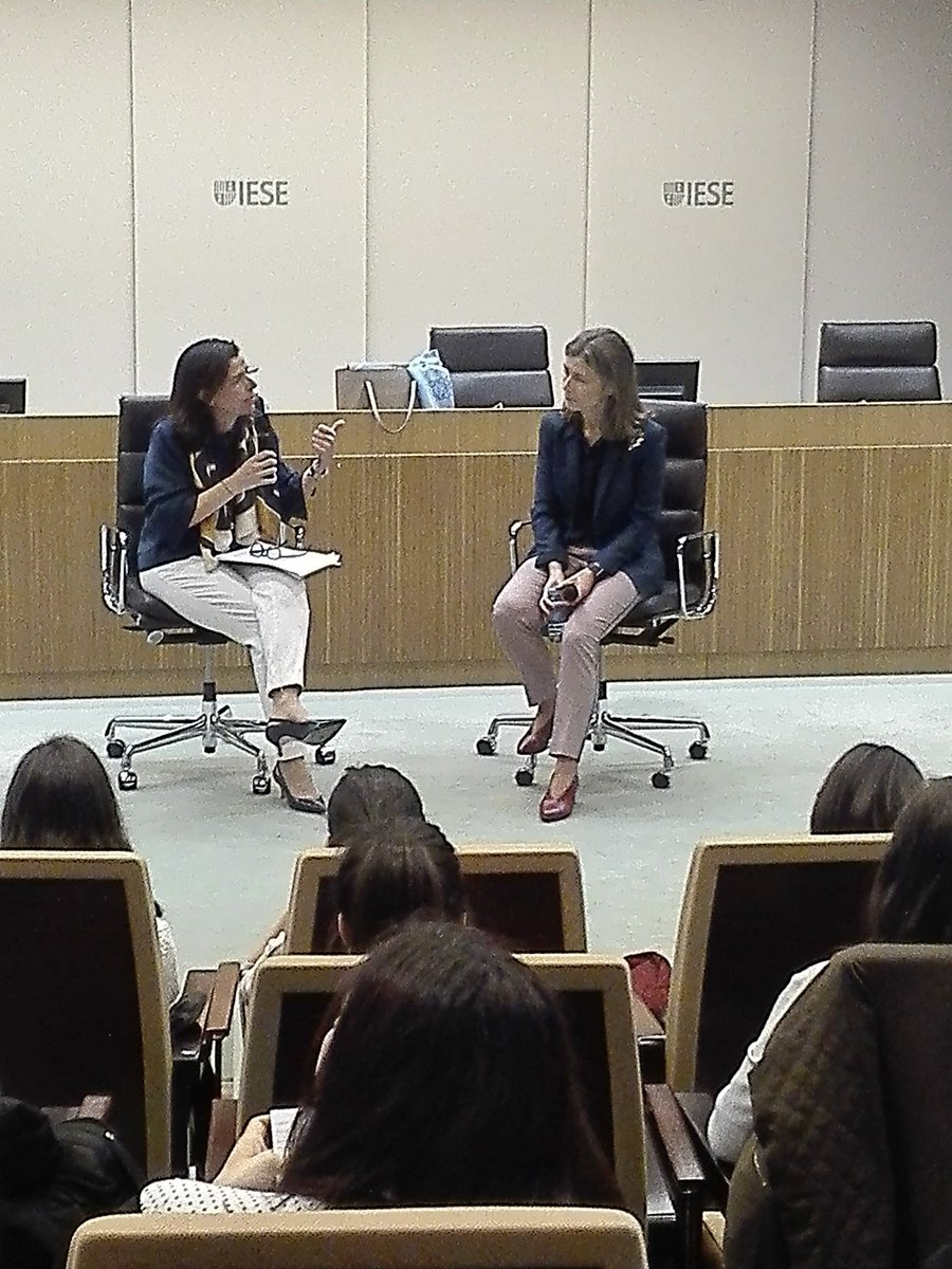 celia_raga's tweet photo. Qué bonita conversación entre @aherranza y @chuslamas :
"No se puede ser un buen profesional sin ser una buena persona."
Muchos mensajes a retener en una charla para repetir. #4fir https://t.co/wcpKtnFvPx
