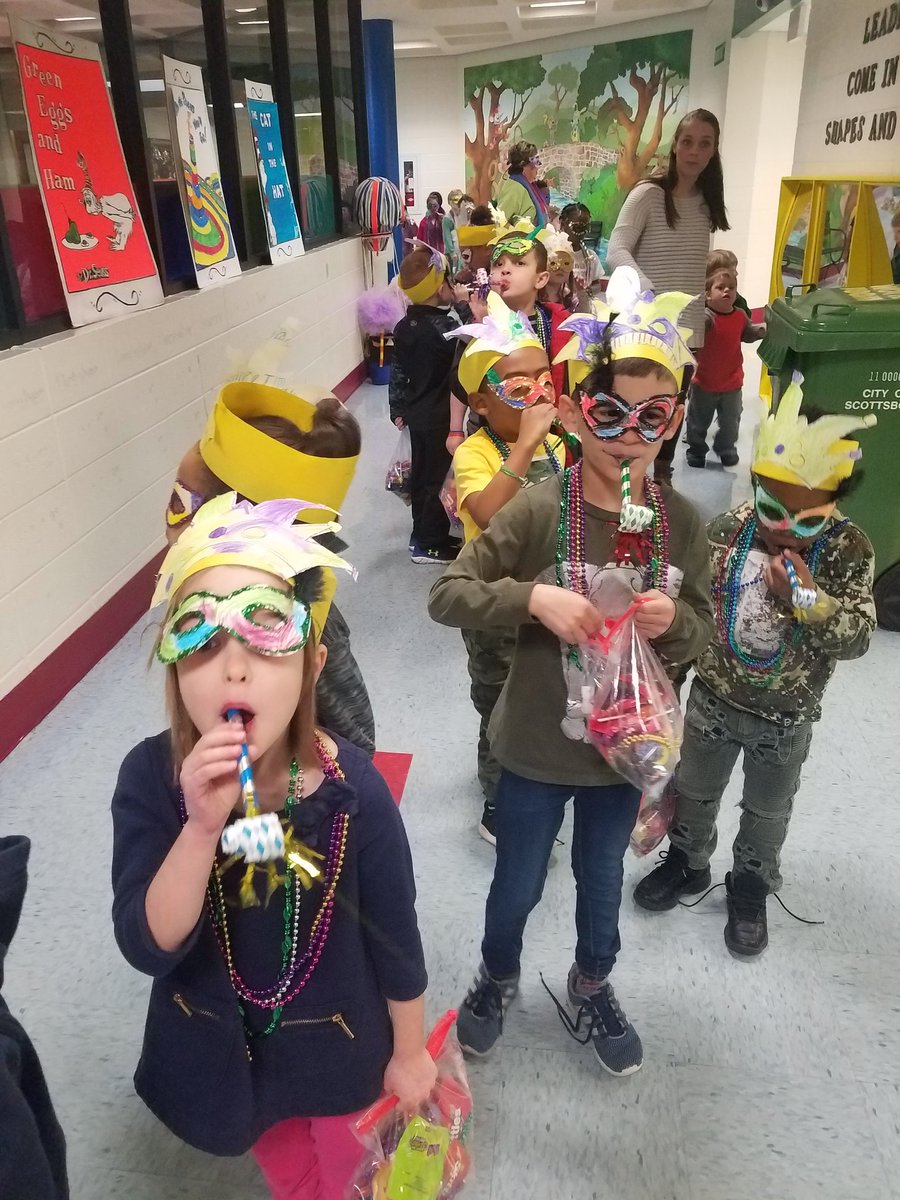 RBryant_NelsonK's tweet photo. We celebrated Mardi Gras today! #cubcats https://t.co/0dOeG07yuB