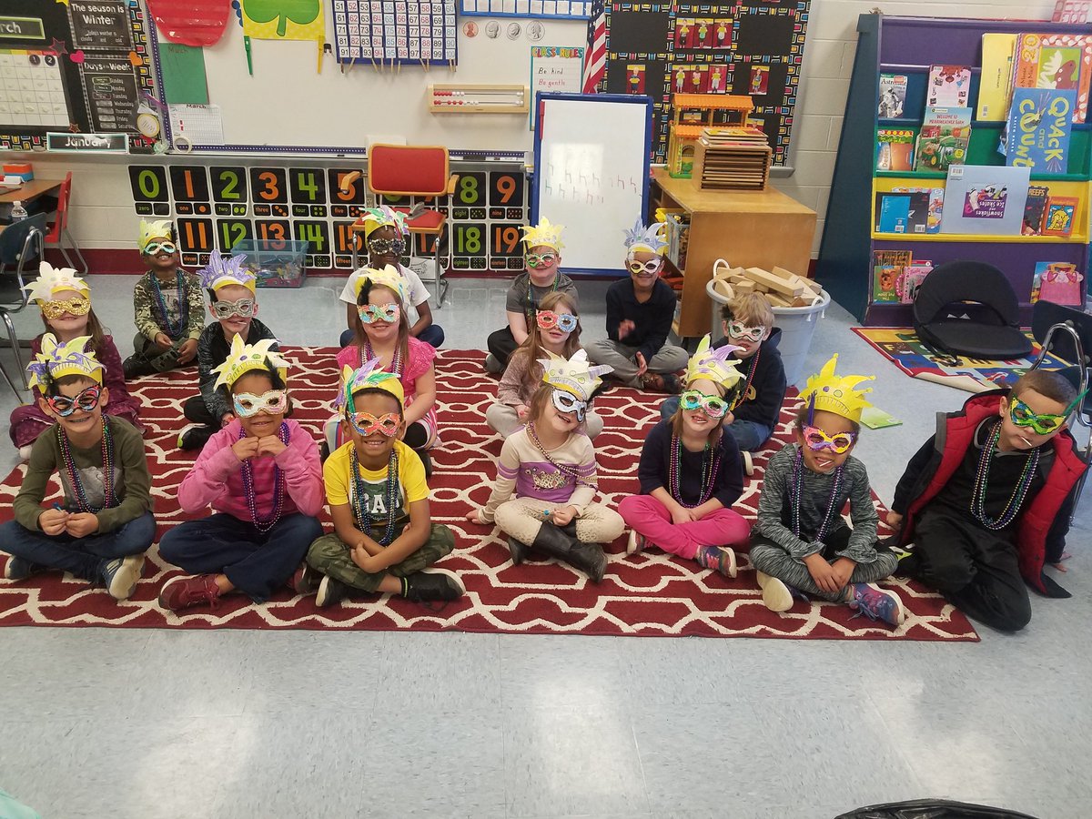 RBryant_NelsonK's tweet photo. We celebrated Mardi Gras today! #cubcats https://t.co/0dOeG07yuB