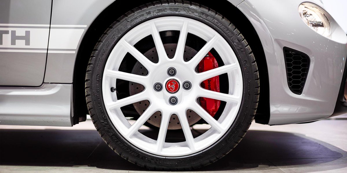 AbarthGreece's tweet photo. Σας παρουσιάζουμε το νέο Abarth 595 esseesse. Εάν έψαχνες μια δικαιολογία για να το αγοράσεις, ρίξε μια ματιά και στις υπόλοιπες φωτογραφίες 😏 #GIMSSWISS https://t.co/klaJDeG8l5