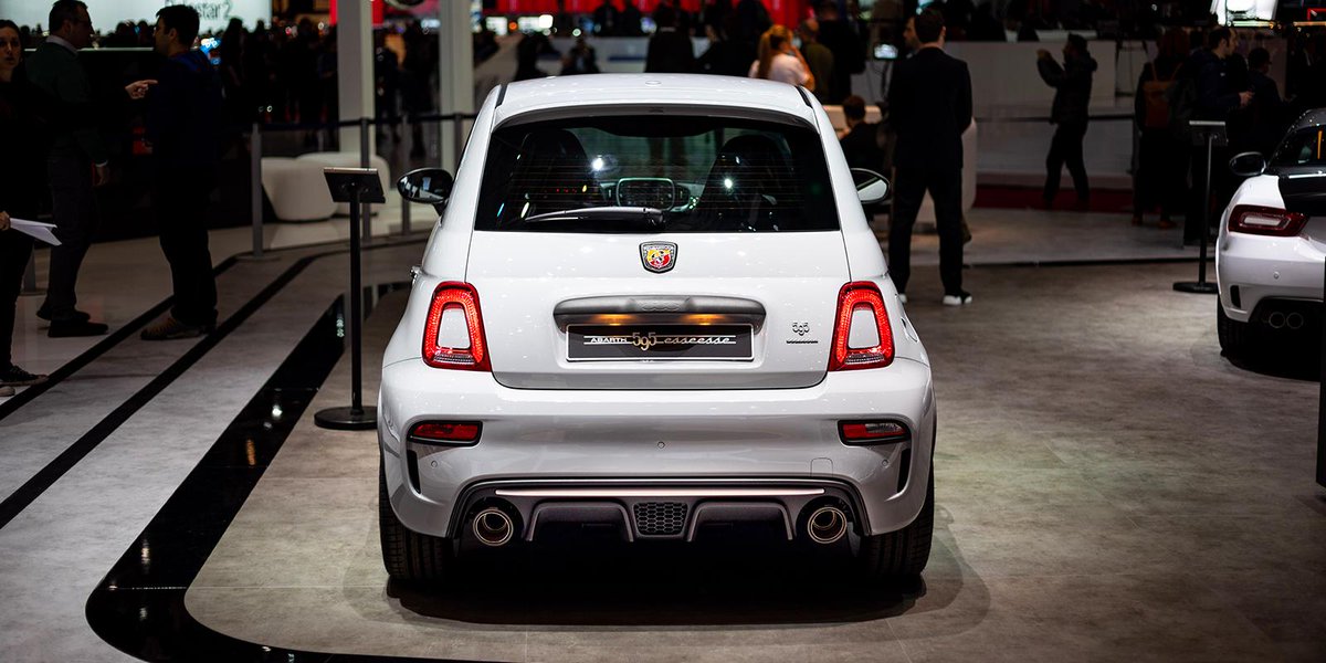 AbarthGreece's tweet photo. Σας παρουσιάζουμε το νέο Abarth 595 esseesse. Εάν έψαχνες μια δικαιολογία για να το αγοράσεις, ρίξε μια ματιά και στις υπόλοιπες φωτογραφίες 😏 #GIMSSWISS https://t.co/klaJDeG8l5