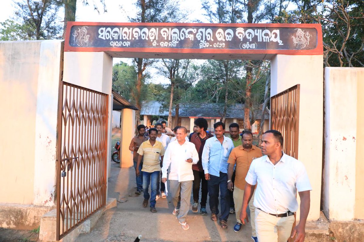 achyuta_samanta's tweet photo. Even if I am busy, I have all time in the world for youth, youth and youth. Met with the high school students at #Linepada, #Kandhamal and discussed with them their aim, dreams and aspirations https://t.co/krs86jozIN