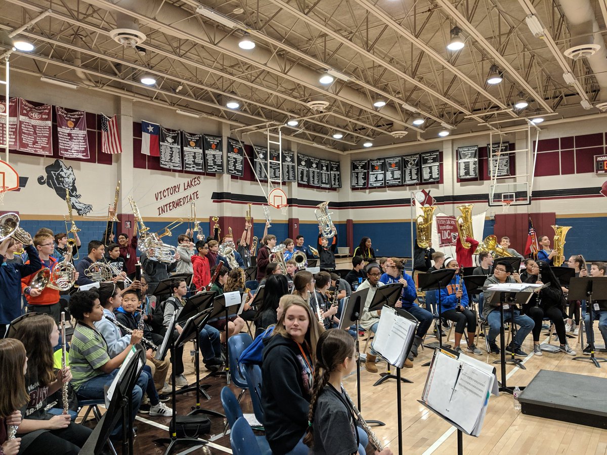VLIBand's tweet photo. Welcome to VLI, @BauerBears , @gilmoregators05, and @ParrPatriots, your new home next year! 😍🎵😍
#babysharks 🦈 #megaband #goband #goldc #5thgradeday #pantherpride https://t.co/aSdf3UPjOc