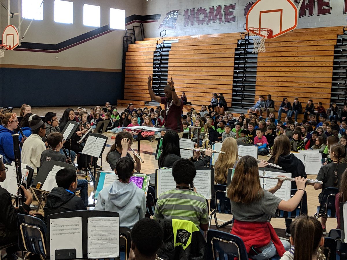 VLIBand's tweet photo. Welcome to VLI, @BauerBears , @gilmoregators05, and @ParrPatriots, your new home next year! 😍🎵😍
#babysharks 🦈 #megaband #goband #goldc #5thgradeday #pantherpride https://t.co/aSdf3UPjOc