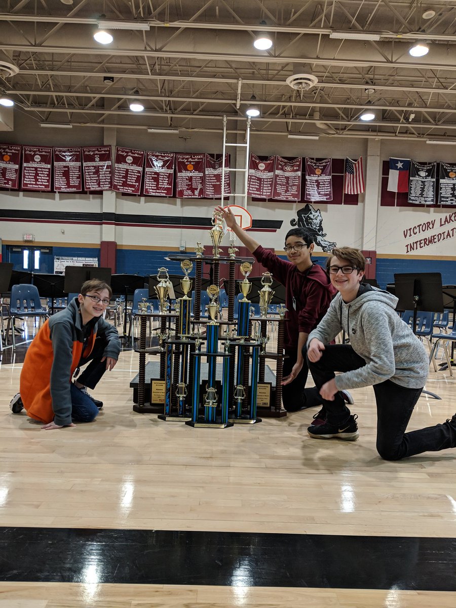VLIBand's tweet photo. Welcome to VLI, @BauerBears , @gilmoregators05, and @ParrPatriots, your new home next year! 😍🎵😍
#babysharks 🦈 #megaband #goband #goldc #5thgradeday #pantherpride https://t.co/0E8F4MSH1z