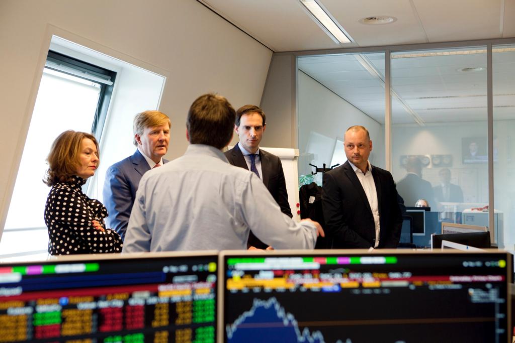WBHoekstra's tweet photo. Met Koning Willem-Alexander op #werkbezoek bij @AutoriteitFM. Goede gesprekken met medewerkers over de dilemma’s in hun dagelijks werk en de vraag ‘wanneer doe je het als toezichthouder goed voor consumenten en marktpartijen?' @Koninklijkhuis  https://t.co/eFgoOlJNP5 https://t.co/W0XhLqwZ9Q