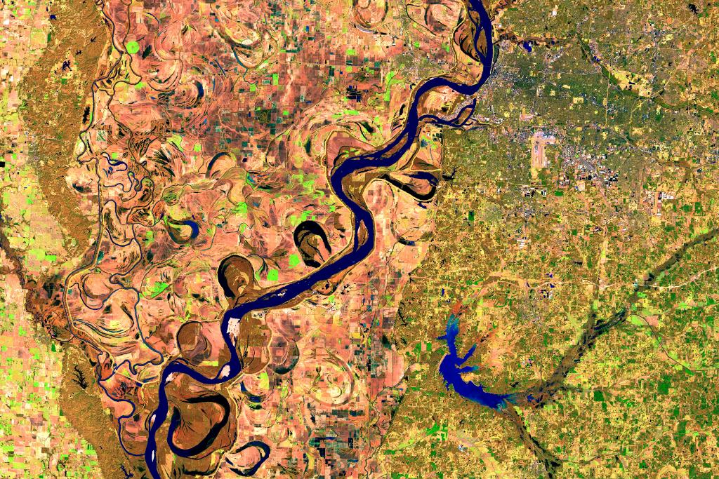 NASA's tweet photo. Intense ⛈ storms last month have caused major flooding along the Middle Mississippi River, captured in February by @NASA_Landsat &amp; compared with views from 2014. The river is expected to swell to 41 feet. More about the historic flooding: https://t.co/yrMVuWhFAo https://t.co/22wyT7tSNp