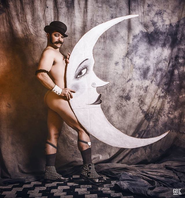 russellbruner's tweet photo. Paper Moon by @fanny_damour captured by @gbphotographer_gb #bowlerhat #papermoon #boylesque #cheekybottoms https://t.co/2rh6J2yYUO https://t.co/bOjABbNpI0