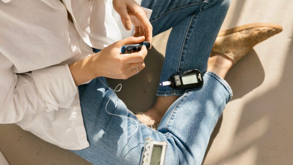 "It’s become clear in the past few years that a large part of my emotional turmoil -acute anxiety, worry about money and safety, fear of making mistakes—is directly related to my diabetes." - <a href="/larkinclark/">Larkin Fegurgur Clark</a> on #T1D + #mentalhealth for <a href="/glamourmag/">Glamour</a> ❤️ glamour.com/story/my-chron…