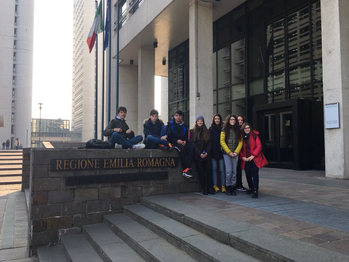 Alunni classi terze rappresentano #iccadeoponte e raccontano il loro progetto #conCittadini presso aula consiliare #parlamento regionale  #assemblealegislativaER #cittadinanzaattiva #rete
assemblea.emr.it/cittadinanza/f…