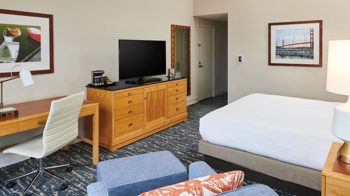 DoubleTreeBerk's tweet photo. Ordering a movie, delicious food delivered to your guest room, and our signature warm chocolate chip cookie in hand πͺ. These are just some of the perks that can be expected when you stay with us at #doubletreeberkeley. #doubletreebyhilton #berkeleymarina #californiagetaway https://t.co/1lsxEwYvDD