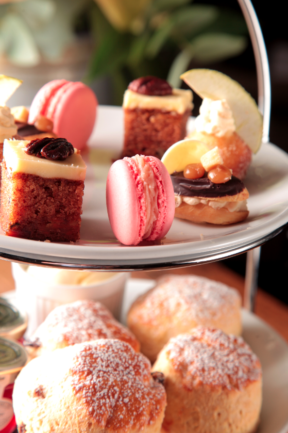 LittleNutsVideo's tweet photo. @McgibneyJordan is down at the @KingsHeadCiren this afternoon, shooting some rather indulgent looking treats 😍 
Typical, Jordan always seems to get the Afternoon Tea shoots 🤔 #AfternoonTea #OnSet #BTS #Video #Photography #LittleNuts #AgencyLife https://t.co/7k8Gmq6Y9d