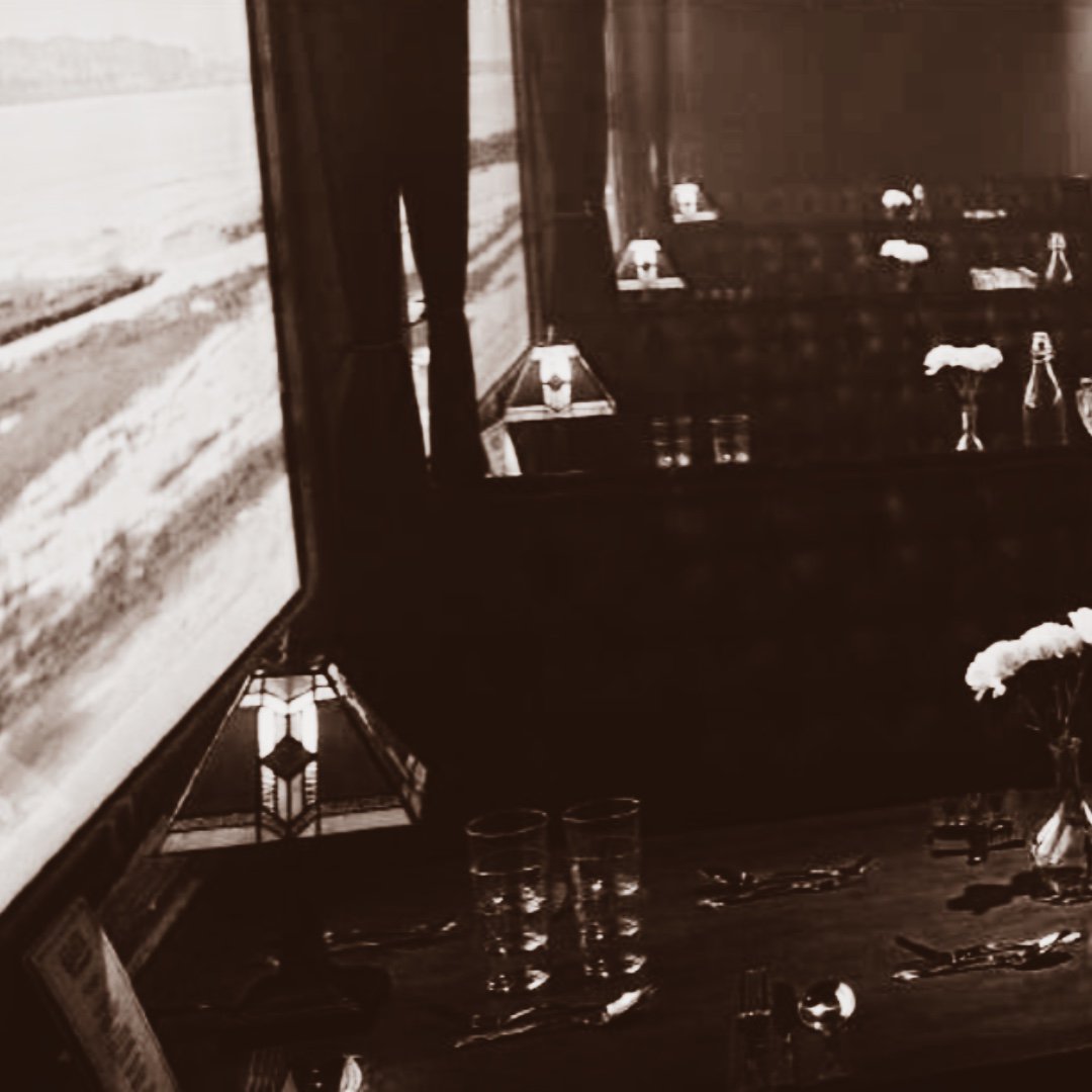 Looking for an exclusive unique team build experience for 16-48 people? Imagine going back to the 20th century on your very own train based in a secret location in London, to enjoy bespoke cocktails, a menu created by our Masterchef partner and an immersive murder mystery show.