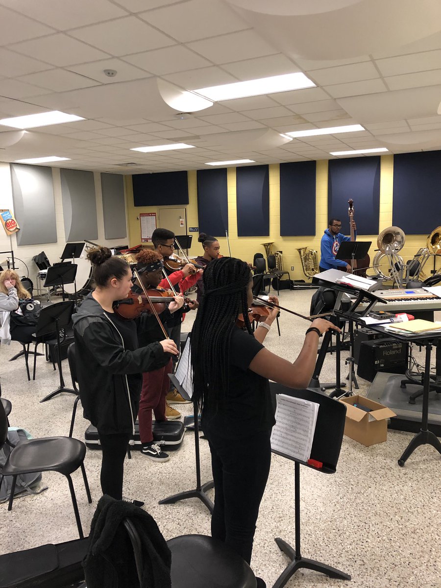 ChrisMoseley7's tweet photo. Reading music with “disappearing measures” is AWESOME! 🎼 🎻The students were complaining at first but it definitely increased their focus!  @Sight_Reading @VarinaBand https://t.co/rADMx1eVnG