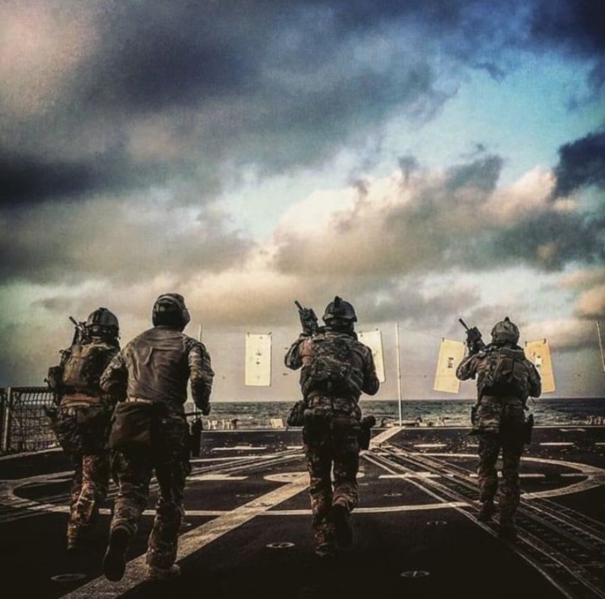 Fgne_esp's tweet photo. Miembros de la #fgne
#infanteriademarinaespañola #armadaespañola #spanishnavy #spanishmarines #armadaesp https://t.co/n75pXAvJLY