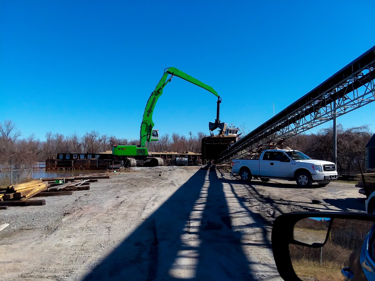 PadRiverport's tweet photo. We began unloading sand for the first time since flood waters delayed operations! To ensure safety, a tug was required to stay alongside the barge.

Sand is vital to construction activities &amp; will be used throughout the region to ensure continued economic growth in our community. https://t.co/15GyjVKYdH