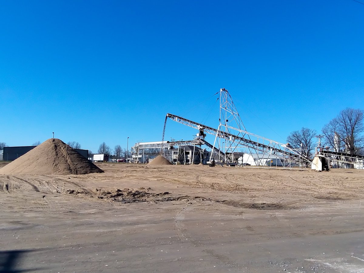 PadRiverport's tweet photo. We began unloading sand for the first time since flood waters delayed operations! To ensure safety, a tug was required to stay alongside the barge.

Sand is vital to construction activities &amp; will be used throughout the region to ensure continued economic growth in our community. https://t.co/15GyjVKYdH