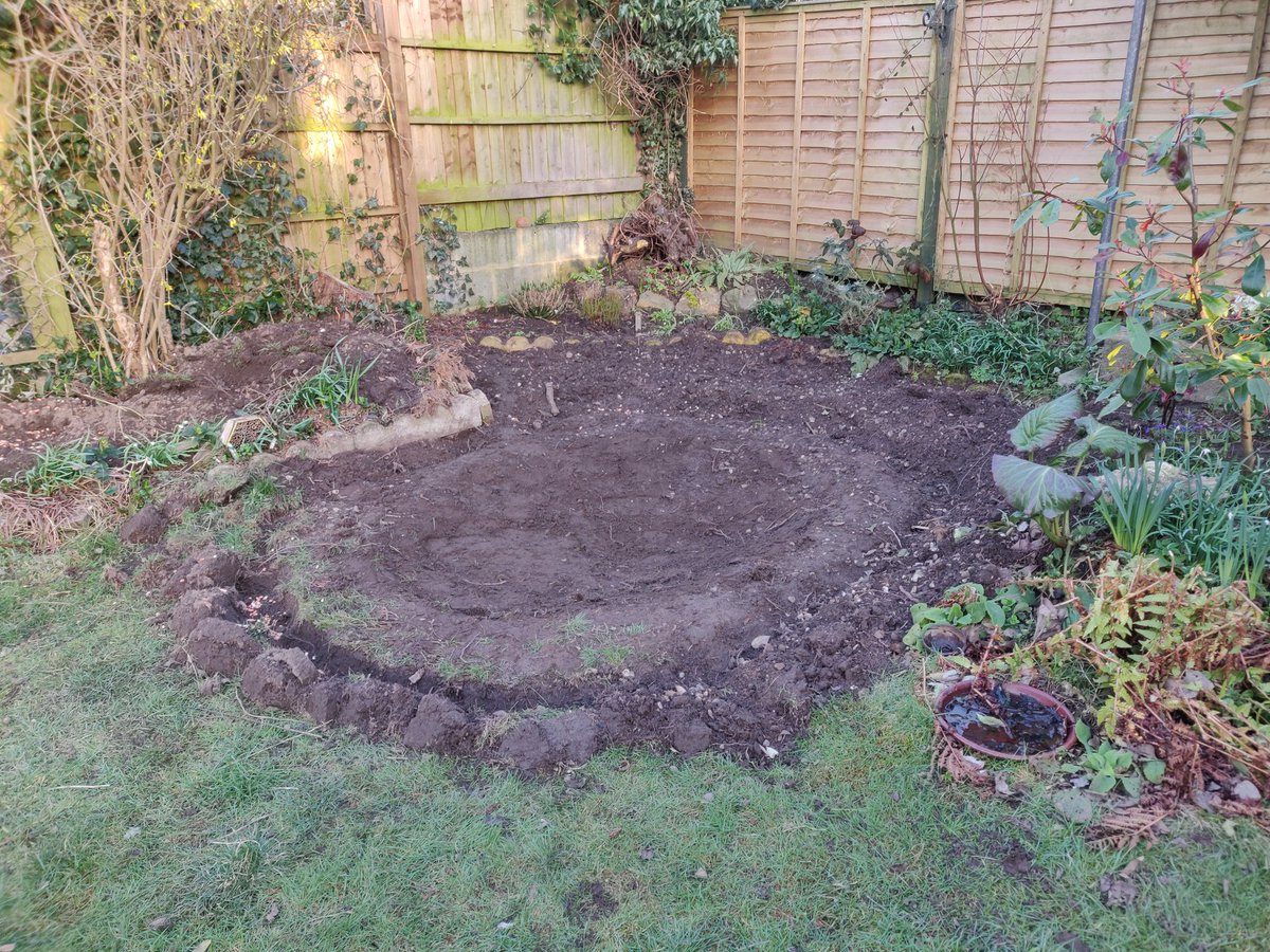greenunderwing's tweet photo. Pond Making Day 3 & 4: filling in slightly and reprofile edges to create more shallows #makeponds #frogs @froglifers @PockCanal https://t.co/x3Mu39gT40