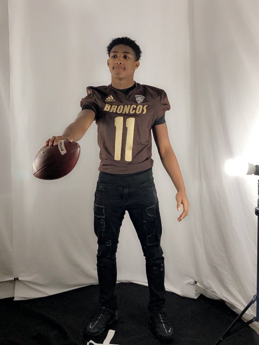 hoodiexpipe's tweet photo. K-Zoo what’s the deal? #LETSRIDE #COMMITTED 🐴 https://t.co/s8OG2sBYru