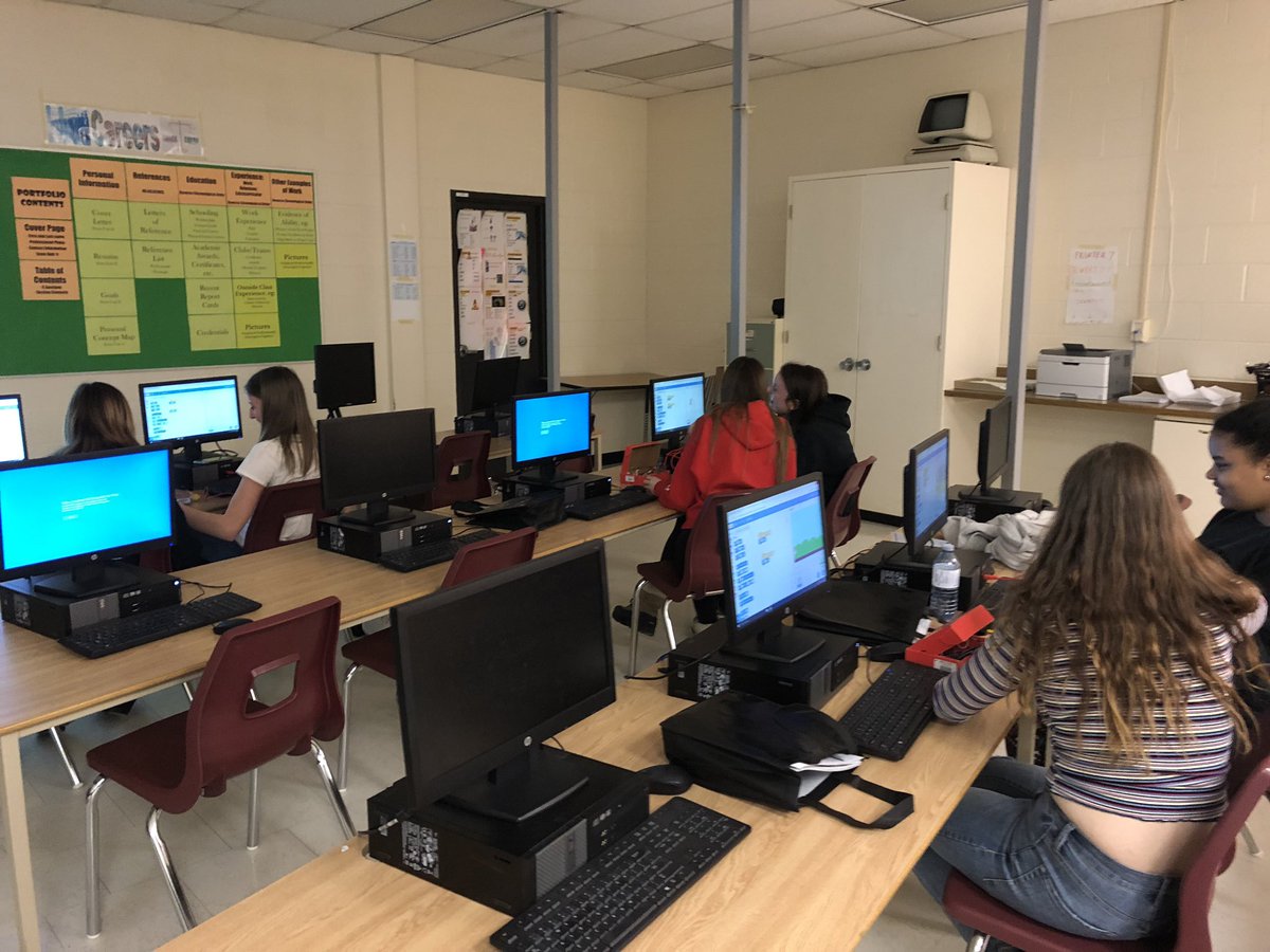 gkyfranzen's tweet image. So much fun working with these young ladies on coding with Makey Makey kits!! #tldsblearns #TLDSBcode