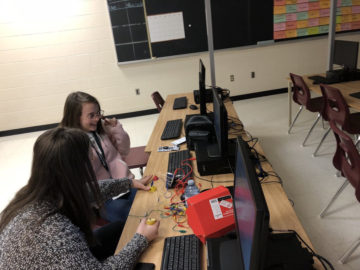 gkyfranzen's tweet image. So much fun working with these young ladies on coding with Makey Makey kits!! #tldsblearns #TLDSBcode