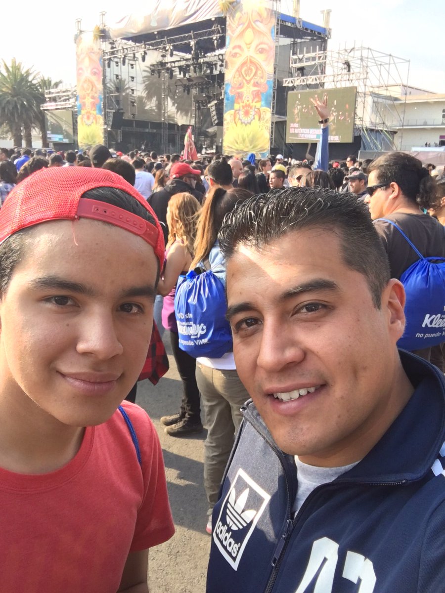 servino22's tweet photo. @los40mx @PaolaGalina @vivelatino @capimexico #boletoscongalinaycapi #VL20 #los40principales @capimexico @PaolaGalina quiero boletos para ir nuevamente con mi hijo como en el 2017 que la pasamos supeeeeer chido 😄😎👋🏼 https://t.co/BST6VQ9ZU3