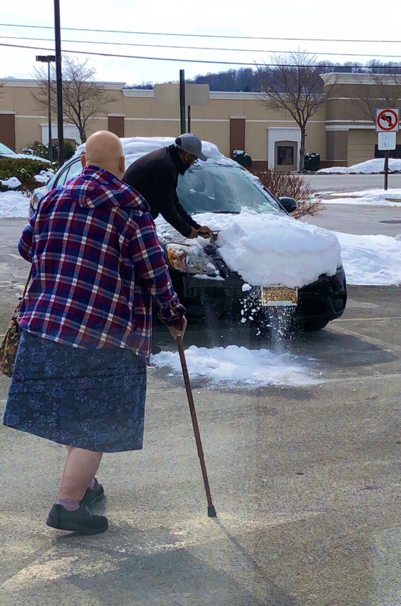 yesid_att's tweet photo. Mr. Jameal always going the extra mile for our customers... specially in this weather ❄️🌬 #ATTCamillus #CustomerService @marcellobenny @MarcellaD_NY @mhayes6250 https://t.co/cEUGNsq4xz