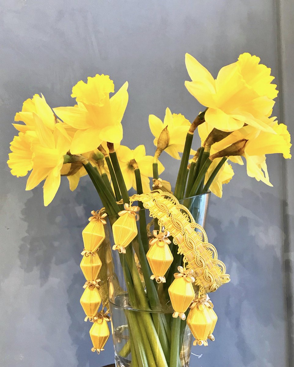 DesignCentreCH's tweet photo. Welcoming spring @Watts_1874 with their ‘Castletop’ jasmine bow fringe in annalise lemon draped over a bouquet of daffodils #styleradarDCCH #springgreens #welcomingspring #wattsofwestminster #interiorinspiration #daffodils #luxuryinteriors https://t.co/AuJ1vc5BgS