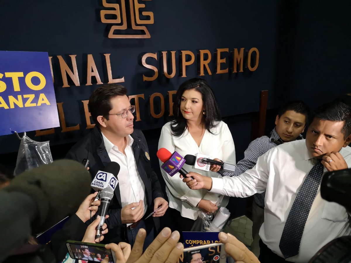PublinewsGT's tweet photo. #GUATEVOTA2019
Julio Héctor Estrada y Yara Argueta, binomio del partido Creo, reciben sus credenciales como candidatos a la presidencia. Vía @HMontenegro_EU https://t.co/zmKWCzDHYx