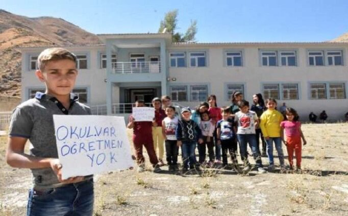 adnan_tora's tweet photo. DoğudaSınıfçı AçığınaAtama 
@hmzaydg @ziyaselcuk atamaların bu görüntüler olmasın eğitim öğretim her yere ulaşsın diye yapıldığına inanıyoruz https://t.co/7wfqEjYnN4
