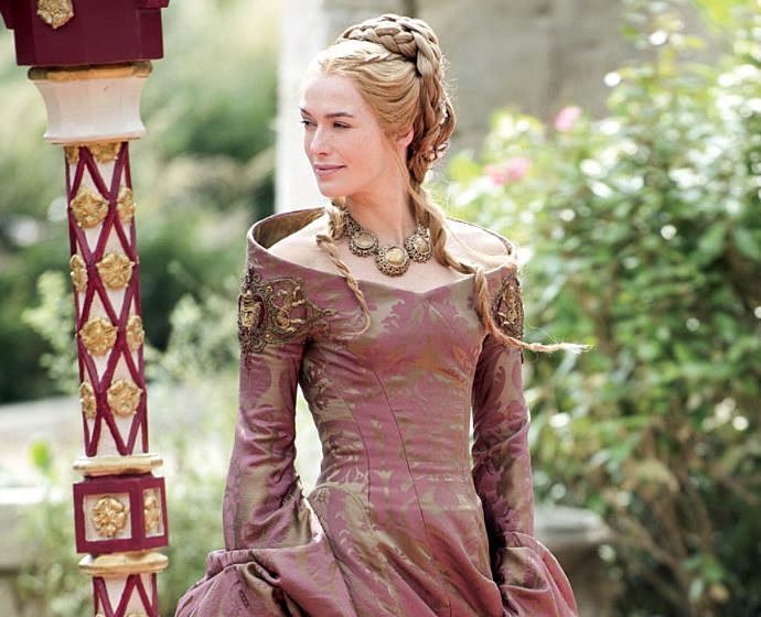 TheTylt's tweet photo. The trailer for the final season of #GameOfThrones is here and aside from the shocking twists, the costumes are like no other! RT if you think #GOT has shown us some incredible looks! #BestStyleGoT https://t.co/HUiCODmtAg https://t.co/SobbhJwIPa