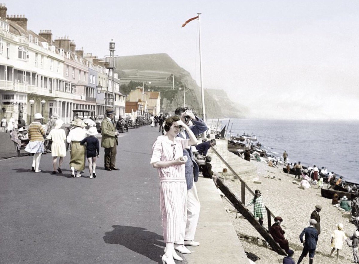 History🇬🇧1920s: mr &amp; mrs promenade!................................an era when the husband &amp; wife enjoyed the glorious summer, Sidmouth, Devon.