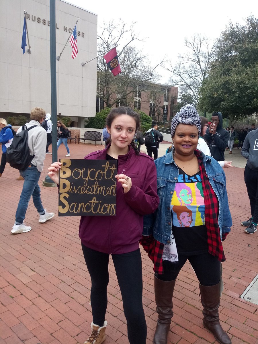 UofSCSJP's tweet photo. We're out here on Greene st. For another hour!! Stop by our table and say hi! Plus, check out some of our Palestine swag for sale. π΅πΈβ€οΈβπΎ
#FreePalestine #IStandWithIlhan #USC #RussellHouse https://t.co/U7yF2oPiSo
