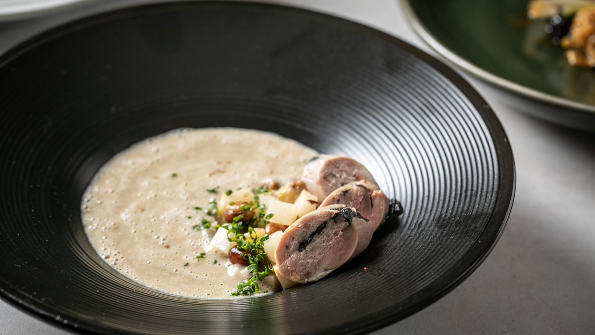 PlugraButter's tweet photo. The quality of a dish is only as good as the quality of the ingredients. From perfectly moist baked goods to a roux base for creamy soups and sauces, 82% #butterfat is the difference maker.

#plugra #cheftips https://t.co/lrKTPf7hjS