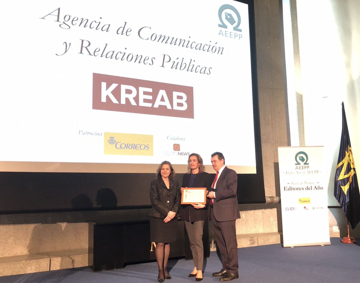KreabEspana's tweet photo. Preciosa gala de #premiosaeepp2019 de @AEEPP_COM en donde @Cbasagoiti recoge el reconocimiento a @KreabEspana como Agencia de RRPP. Enorme agradecimiento a todos los #kreabers de @KreabEspana y a su Presidente y CEO @emartinezbravo  por esta trayectoria. https://t.co/VRBUvWdu9t